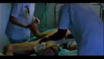Hermosa morena videos eroticos candentes montando polla en una mesa de masaje portátil