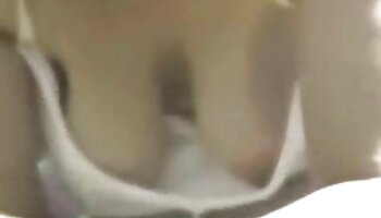 Chica desvergonzada invita a dos vecinos a disfrutar de video erotico una DP