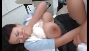 El coño de la videos erotixos momia japonesa bastante voluptuosa recibe creampie