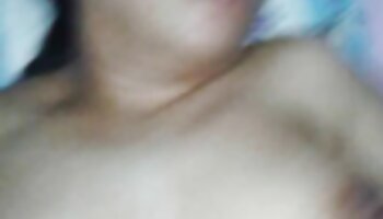 Dos MILFs dominan a un chico indefenso usando clips eroticos varias cosas